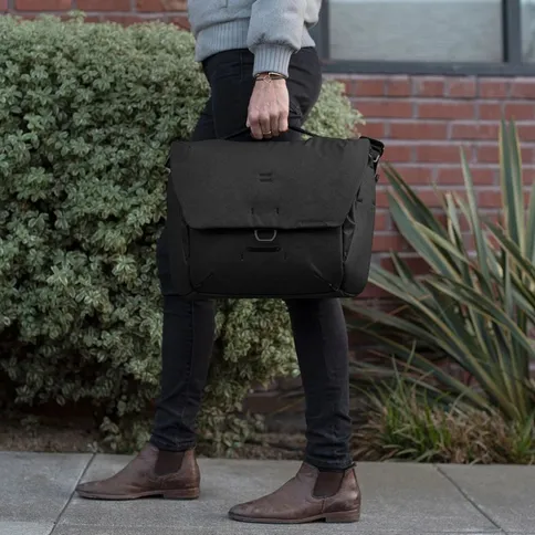 Peak-Design-Everyday-messenger-13L-V3-black_6.jpg