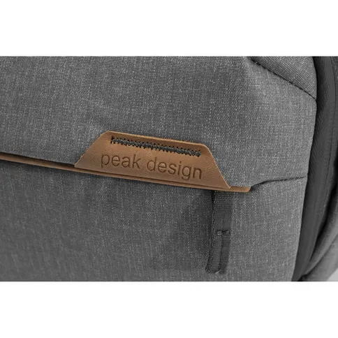 Peak_Design_Everyday_Sling_3L_v2_ash_07.jpg