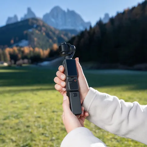 DJI_Osmo_Pocket_4_Feature_Battery_Handle_Hiking.jpg