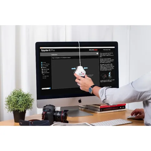 Datacolor-SpyderX-Pro_lifestyle.jpg