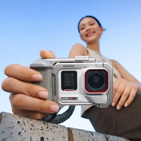 Insta360-Ace-Pro-2-Arctic-White-Xplorer-Bundle-Moonlight-Silver_3.jpg