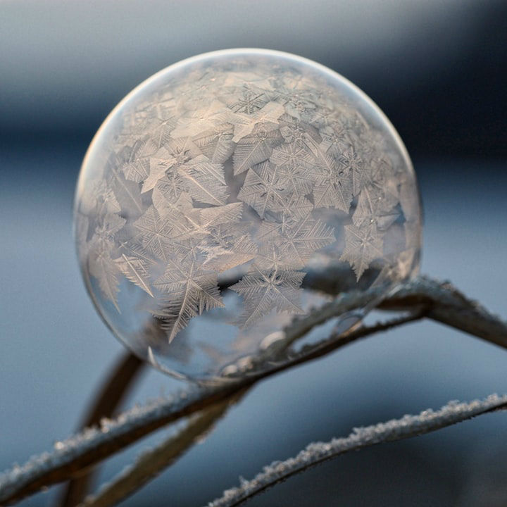 Apprendre à fabriquer et photographier de belles bulles de savon gelées