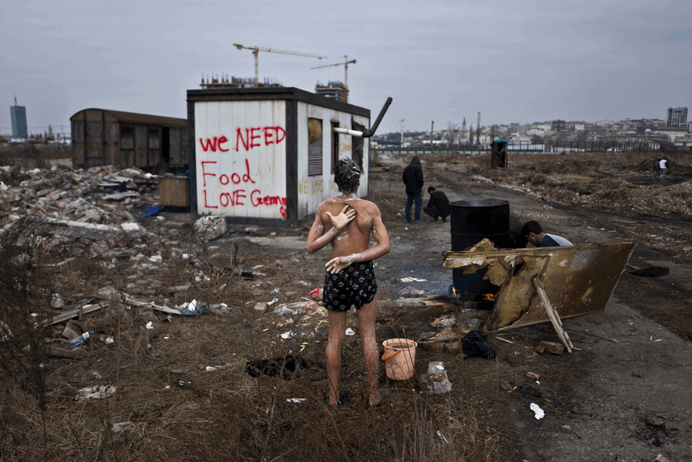 Foto vluchteling wast zich aan de rand van de stad